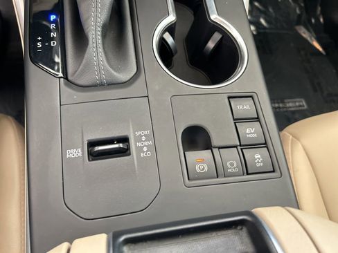 Used 2024 Toyota Highlander XLE AWD/4WD image 42