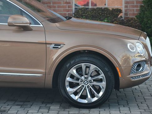 Used 2017 Bentley Bentayga image 6