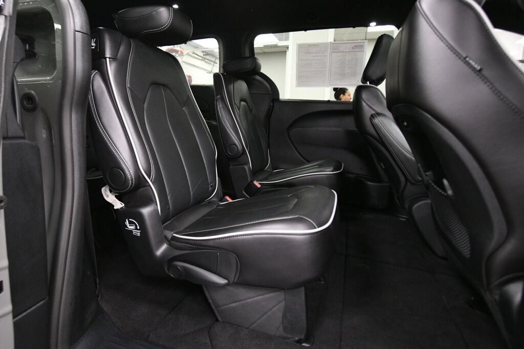 Used 2025 Chrysler Pacifica Limited FWD image 35