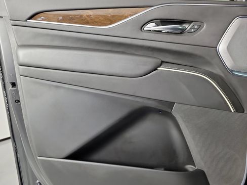 Certified 2022 Cadillac Escalade ESV Premium Luxury Platinum AWD/4WD image 13