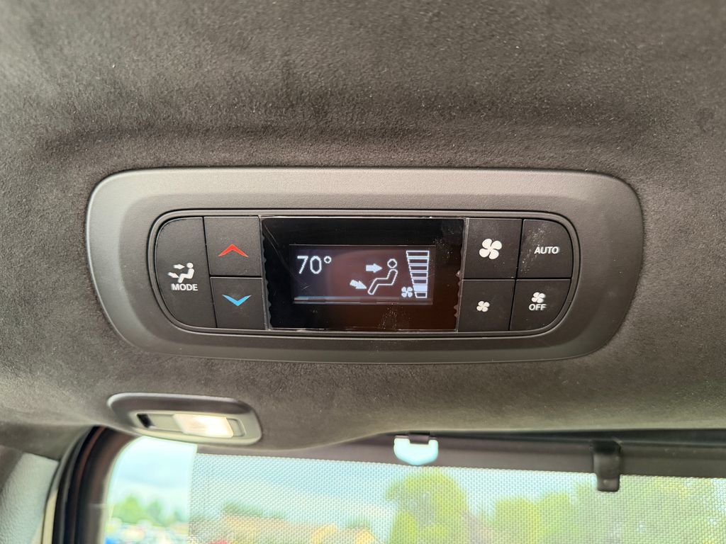 Used 2024 Chrysler Pacifica Pinnacle AWD/4WD image 18