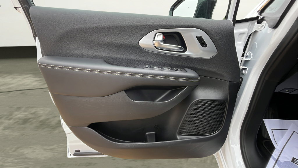 Used 2026 Chrysler Pacifica Limited FWD image 16