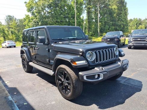 Used 2025 Jeep Wrangler Unlimited Sahara AWD/4WD image 3