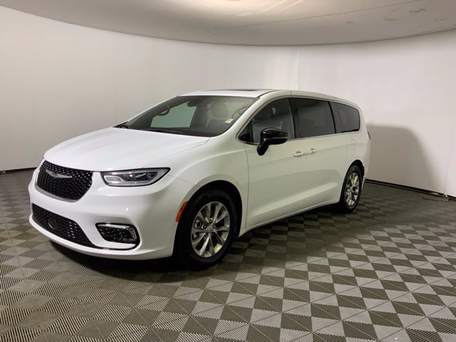 Used 2026 Chrysler Pacifica Limited FWD image 9