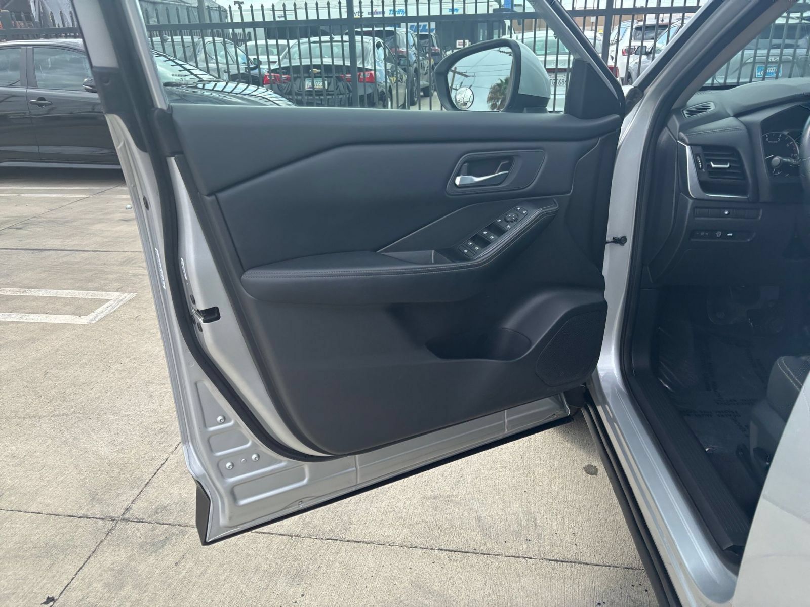 Used 2025 Nissan Rogue SV FWD image 18