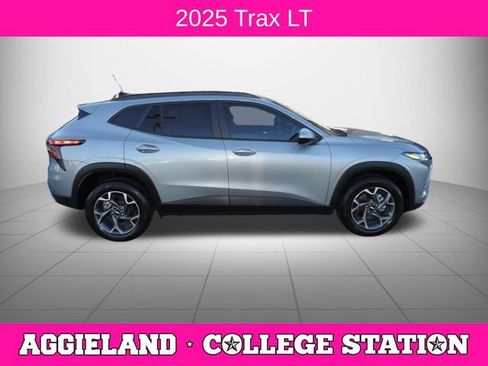 Used 2025 Chevrolet Trax LT w/ LT Convenience Package image 2