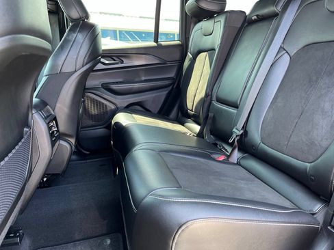 Used 2025 Jeep Grand Cherokee Altitude RWD image 12