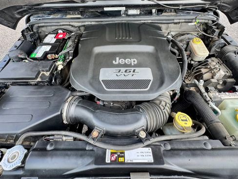 Used 2013 Jeep Wrangler Unlimited Sahara AWD/4WD image 17