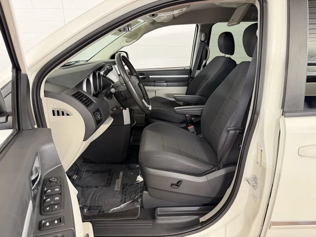 Used 2009 Dodge Grand Caravan SXT w/ Entertainment Group 2 FWD image 11