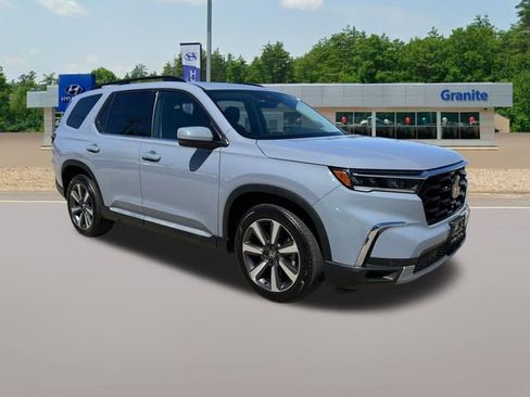Used 2025 Honda Pilot Touring image 4