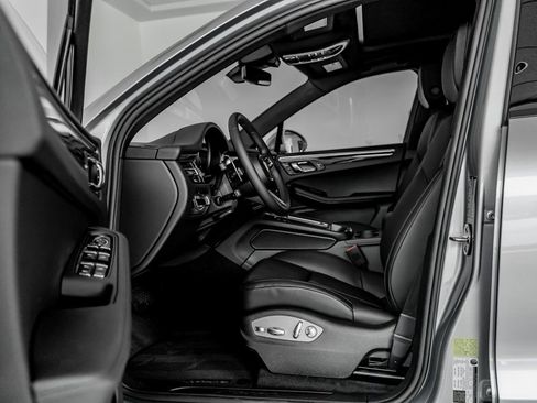 Certified 2026 Porsche Macan AWD/4WD image 5
