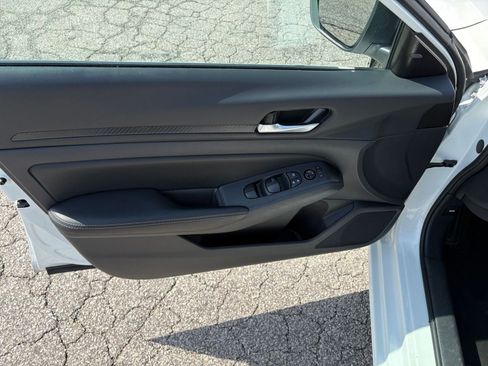 Used 2025 Nissan Altima 2.5 SV image 18