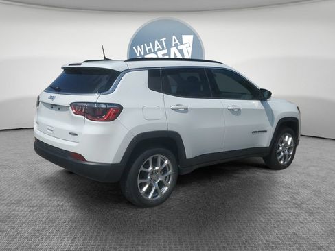 Used 2023 Jeep Compass Latitude AWD/4WD image 3