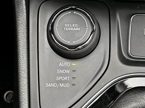 Used 2019 Jeep Cherokee Limited AWD/4WD image 33