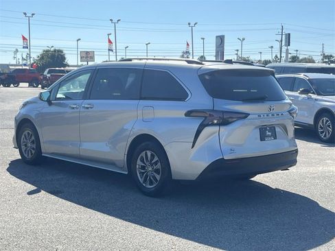 Used 2024 Toyota Sienna XLE image 3