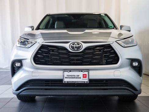 Used 2023 Toyota Highlander LE AWD/4WD image 2