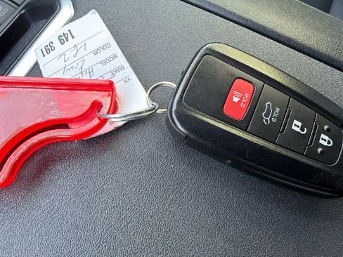 Used 2023 Toyota Highlander XLE AWD/4WD image 29