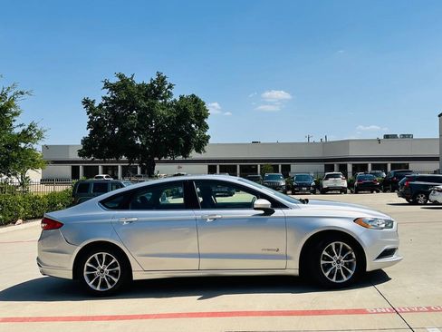 Used 2017 Ford Fusion SE FWD image 13