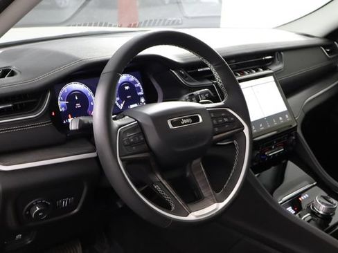 Used 2023 Jeep Grand Cherokee Limited w/ Black Appearance Package AWD/4WD image 19