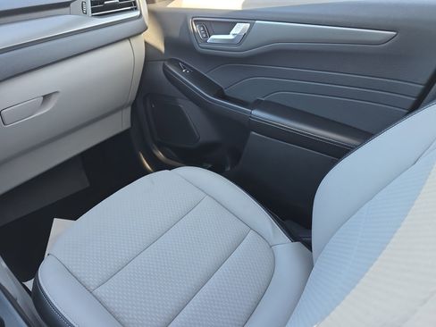 Used 2025 Ford Escape SE image 15