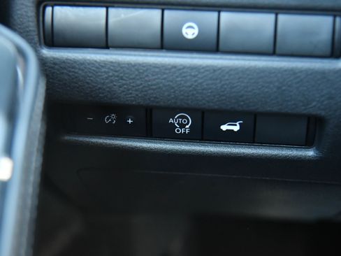 Used 2024 Nissan Rogue SV image 32