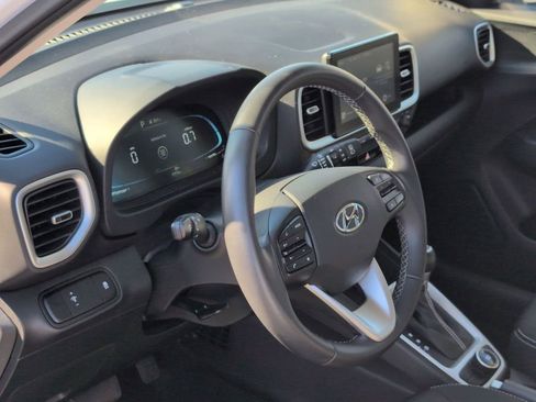 Used 2025 Hyundai Venue SEL image 15