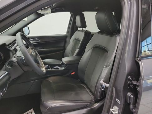 Used 2025 Jeep Grand Cherokee Altitude image 2