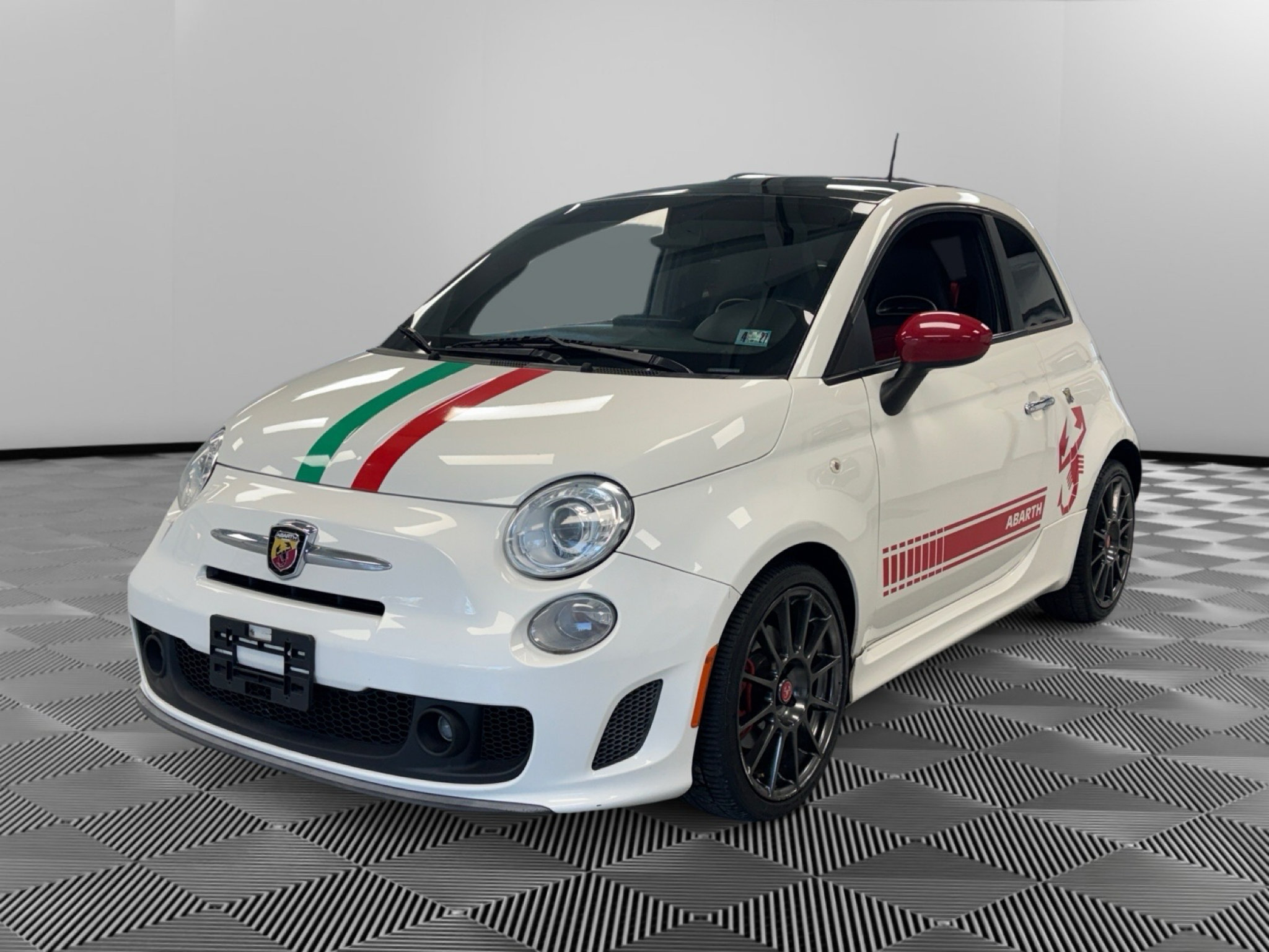 Used 2013 FIAT 500 Abarth w/ Beats Audio Pkg FWD image 4