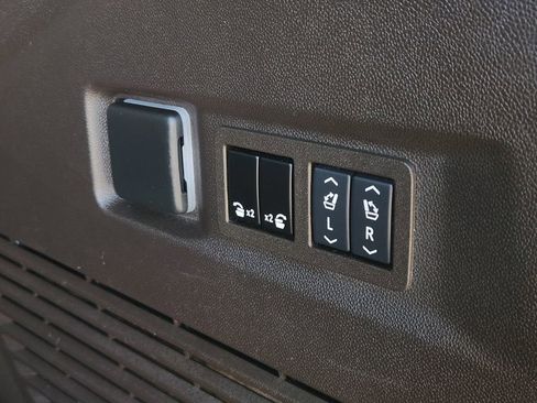 Used 2024 Chevrolet Tahoe Z71 w/ Luxury Package image 39