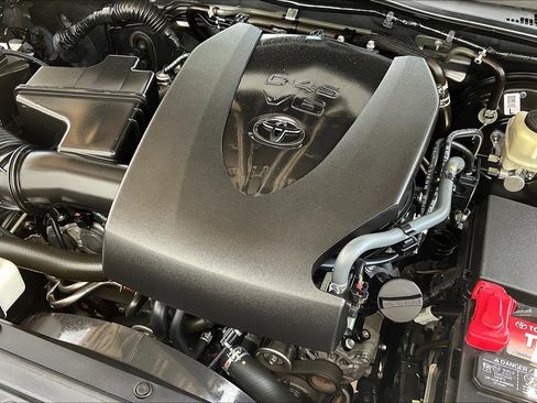 Used 2018 Toyota Tacoma SR5 RWD image 30