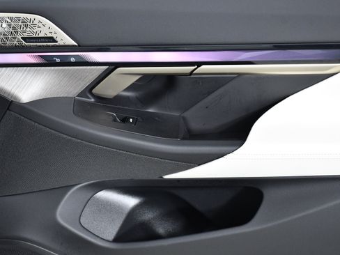 Used 2025 BMW i5 eDrive40i w/ Executive Package image 29