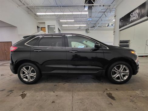 Used 2017 Ford Edge Titanium image 3