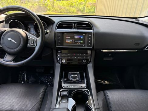 Used 2017 Jaguar F-PACE Prestige image 16