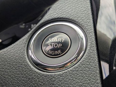 Used 2018 Nissan Rogue SV AWD/4WD image 15