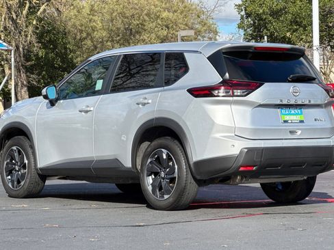 Used 2024 Nissan Rogue SV image 5
