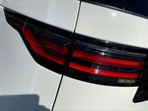 New 2025 Land Rover Discovery Dynamic SE image 14