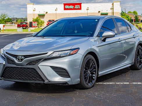 Used 2020 Toyota Camry SE FWD image 3