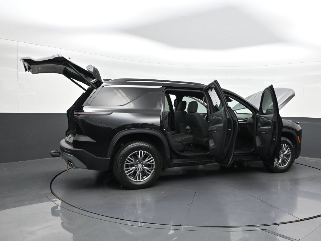Used 2025 Chevrolet Traverse LT FWD image 33