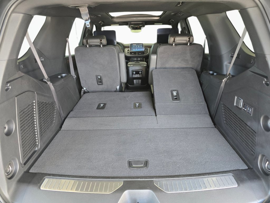 Used 2024 Chevrolet Tahoe High Country AWD/4WD image 14