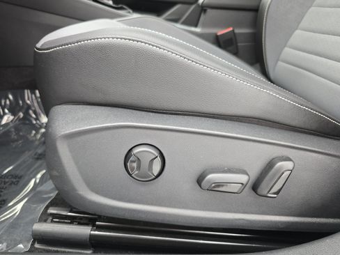 Certified 2025 Volkswagen Jetta SE FWD image 28
