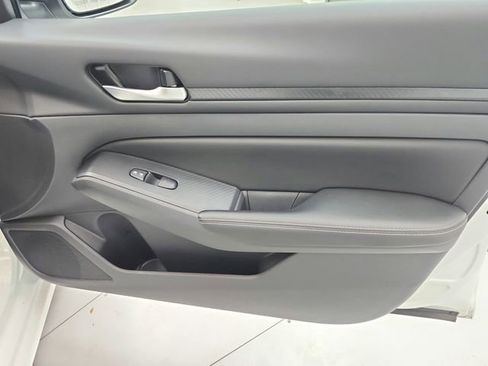 Used 2025 Nissan Altima 2.5 SV image 32