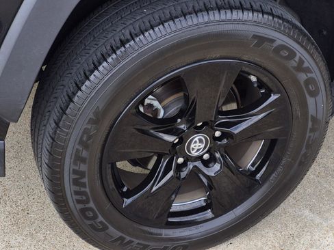 Used 2019 Toyota RAV4 XLE image 7