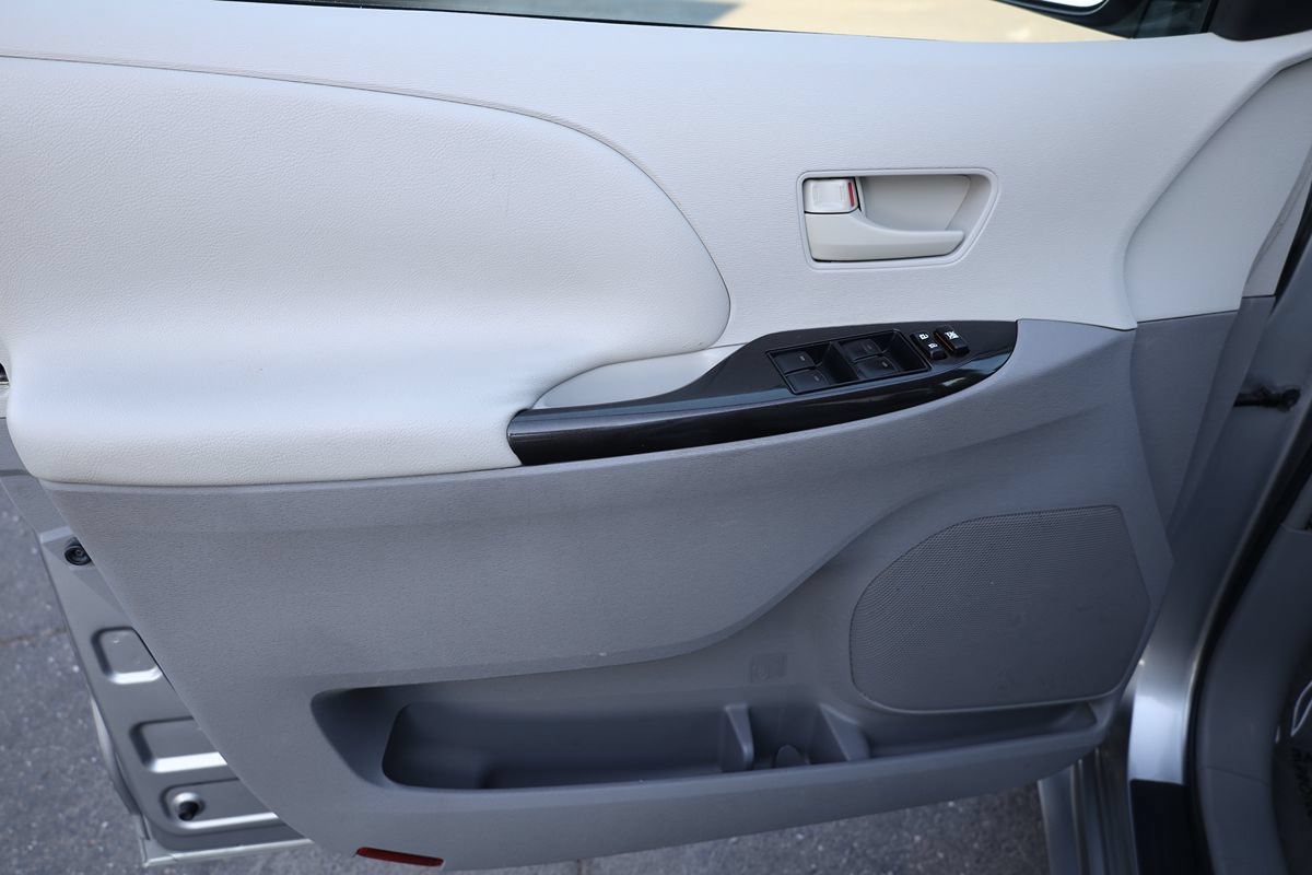 Used 2011 Toyota Sienna LE AWD/4WD image 9