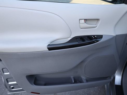 Used 2011 Toyota Sienna LE AWD/4WD image 9