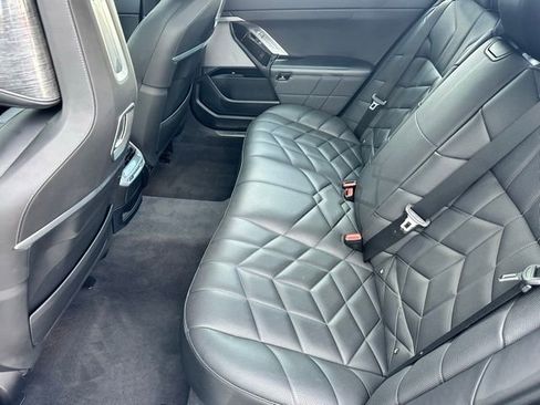 Used 2024 BMW 740i xDrive image 7