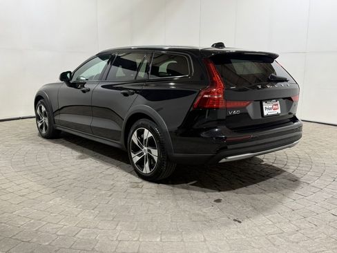 Used 2025 Volvo V60 B5 Cross Country Plus image 5