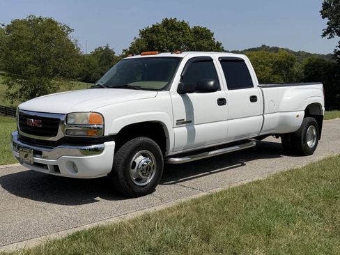 Used 2005 GMC Sierra 3500 SLT w/ Heavy-Duty Power Package AWD/4WD image 2