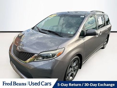 Used 2016 Toyota Sienna SE Premium w/ Four Season Floor Mat Package FWD image 3
