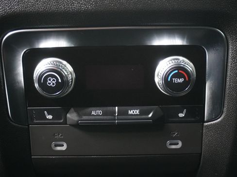 Used 2023 GMC Yukon XL Denali AWD/4WD image 14
