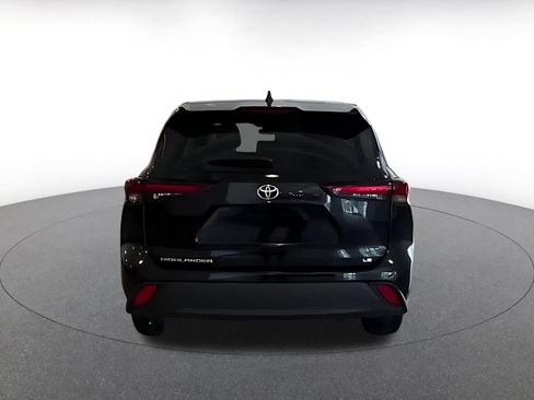 Used 2025 Toyota Highlander LE FWD image 11
